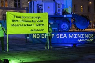 Une action d'activiste de Greenpeace à Berne demandant l'interdiction de l'extraction minière en haute mer en 2022. Des scientifiques estiment que cela devrait être interdit "pour toujours" de même que la pêche en haute mer et ce afin de protéger la biodiversité des océans (image d'illustration). KEYSTONE/MARCEL BIERI